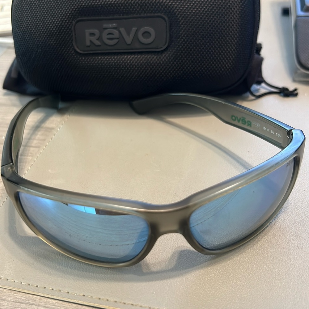 Men’s’ Revo Sunglasses Grey